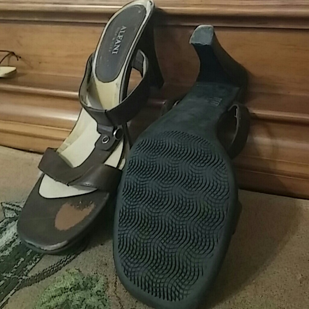 👡8.5M sandals👡 - Picture 3 of 3